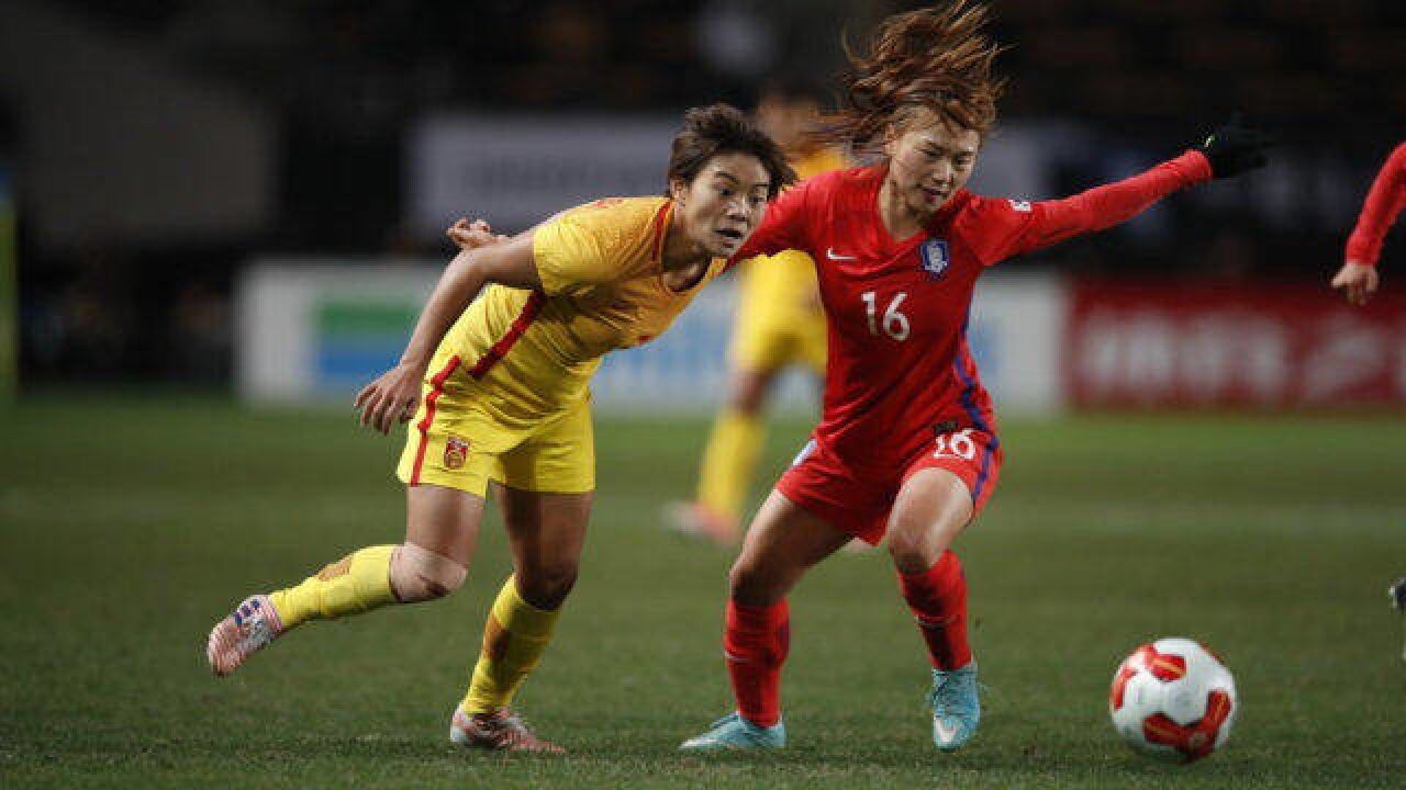 回顾中国女足vs韩国女足,风骚神龙摆尾 50米世界波,韩国11人懵了_腾讯
