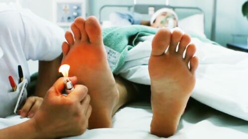 电影:无良护士真歹毒,不但火烧病人脚心,还爬上病床拳打脚踢,6分钟看