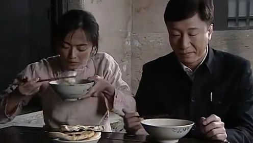 饭桌上的姚晨：和孙红雷喝羊汤吃酥饼，撒上香菜吃的美滋滋！