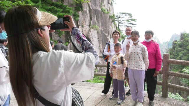 携亲带友享清凉!黄山风景区单日游客超12000人