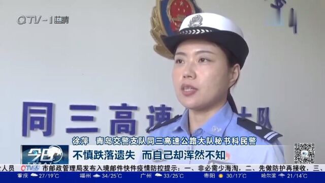 篷布掉落高速公路,私家车差点撞上出车祸,民警排除安全隐患