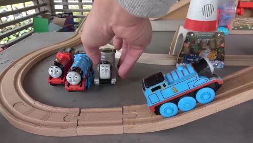 小男孩喜欢的托马斯小火车轨道环形平台搭建亲子火车玩具车游戏