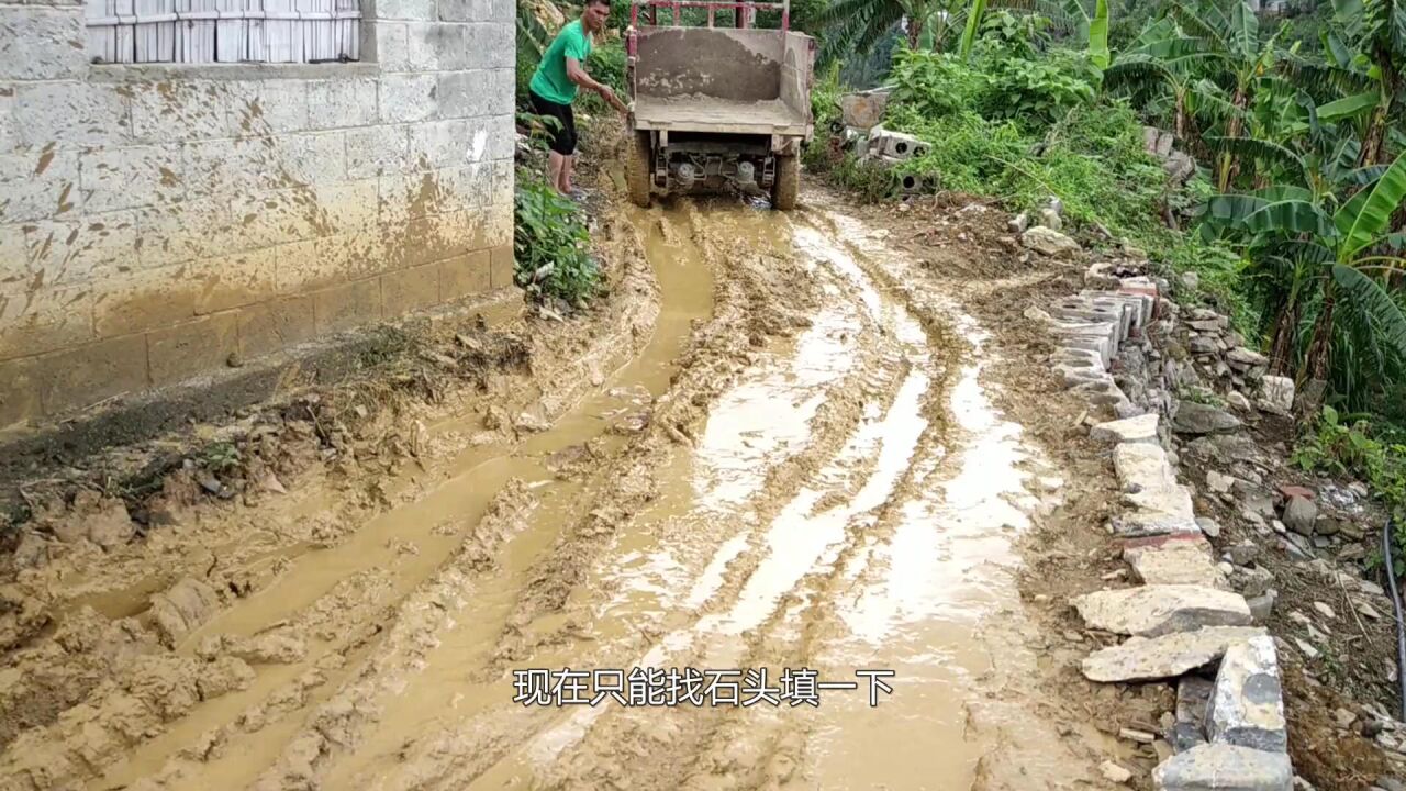 下雨路太滑,走这样的泥泞小路,拖拉机四驱就是厉害?_高清1080P在线观看平台_腾讯视频
