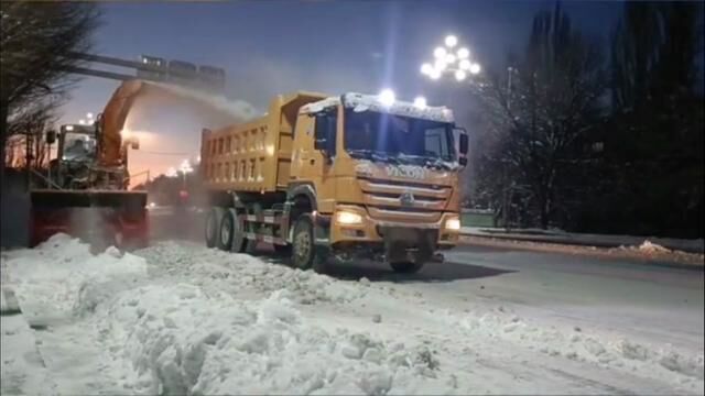 飞雪漂扬,眉发结霜 行人碎步慌张 天山脚下雾茫茫 天寒地冻,万物成霜 冰雪独爱这方 清雪还数新疆#新疆清雪世界第一