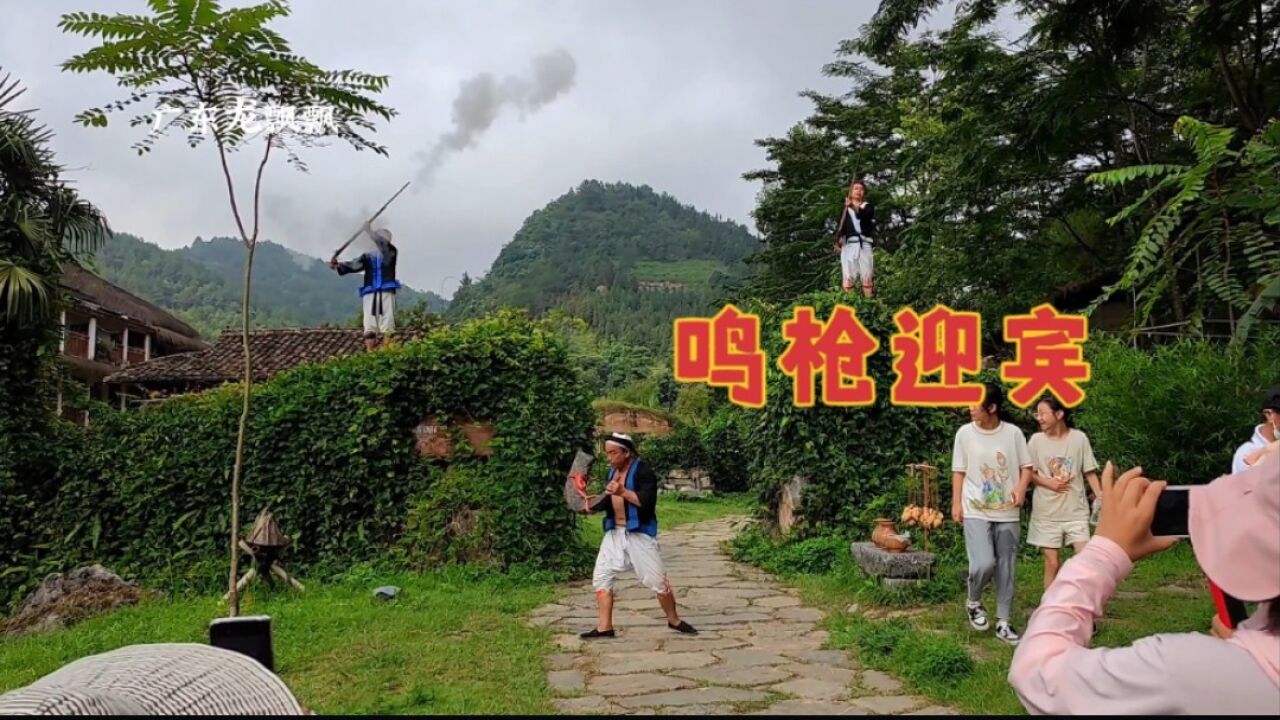 瑶山古寨→白裤瑶族，女穿两片布又称露乳族，男穿到膝白裤，是中国最后一个持枪部落，还被人类学家称为是东方印第安人，这里的景色门票每人100元到底值不值？_高清