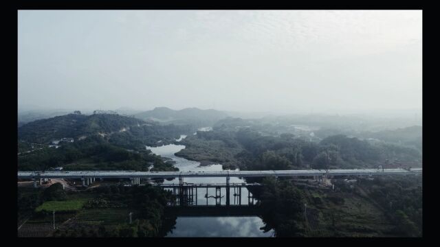 上防高速防城江大桥全幅贯通