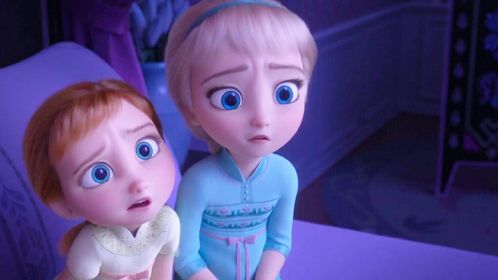 小时候的艾莎就很有女王范