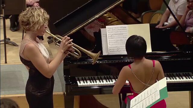 Yuja Wang & Mireia Farr㩳 演绎拉威尔《哈巴涅拉舞曲》