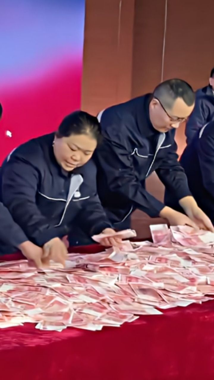 数钱数到手抽筋!河南一企业年终奖发现金,15分钟数多少拿多少