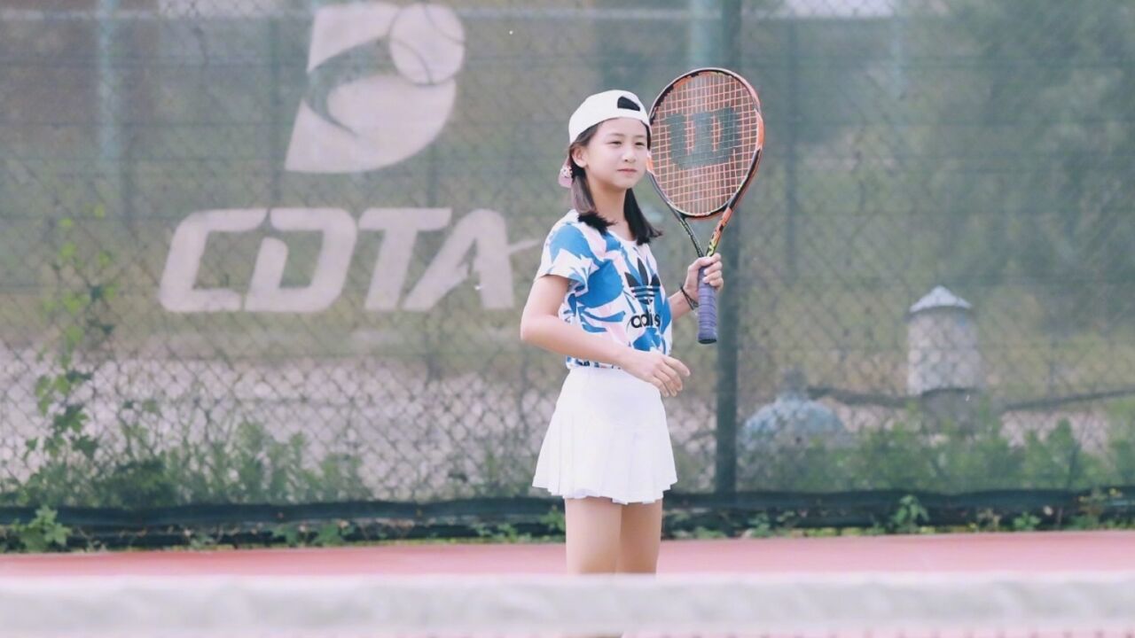 下一个李娜?田亮女儿参加职业网球比赛,14岁球技超群颜值高