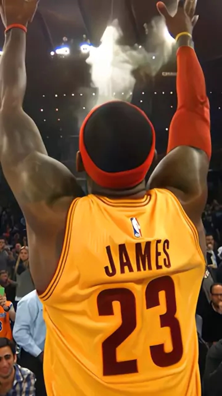 老詹撒镁粉太帅了!  #詹姆斯