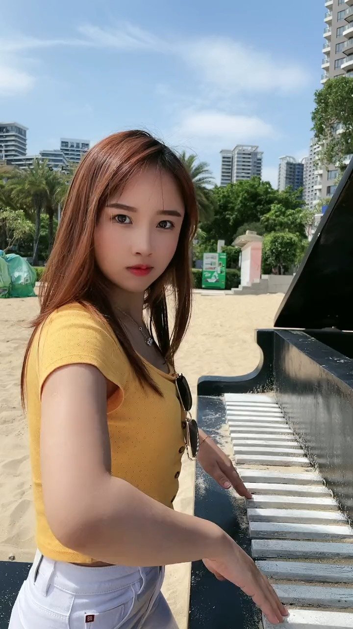 大家好!我是颜久冰中午了我给大家弹上一曲