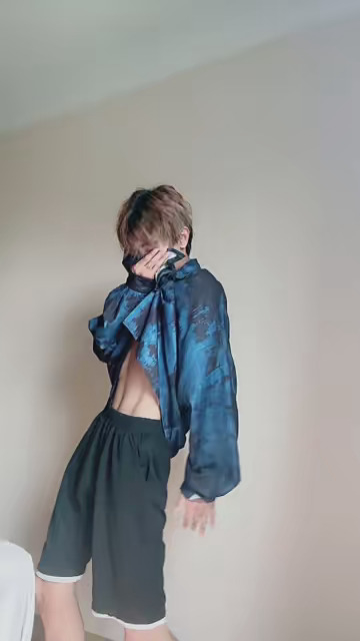 请你不要到处勾勾 #腹肌小哥哥 #撩起衣服就是腹肌