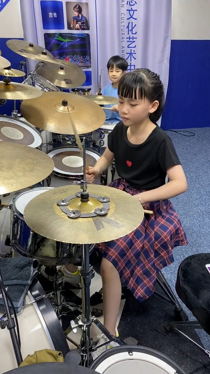 妞妞,小明两表姐弟架子鼓打奏,乱世英雄主题曲,很棒,加油