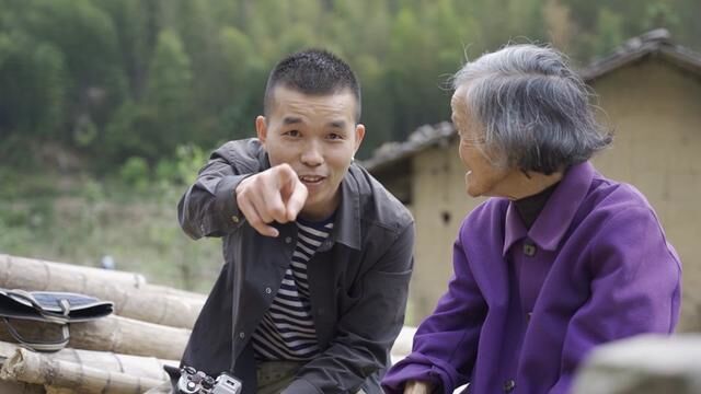 山谷里的居民,一村两户三人!五子罗每隔一段时间就会来到这个偏僻的山村为这三位老人剪头发,为她点赞!