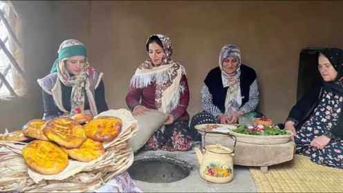 伊朗乡村的宁静生活，一家人一起在小屋子里烤馕饼，温馨价值百万