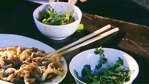 老北京美食真香吃戏：香菜麻酱汁蘸爆肚，铜炉火锅涮羊肉，看饿了
