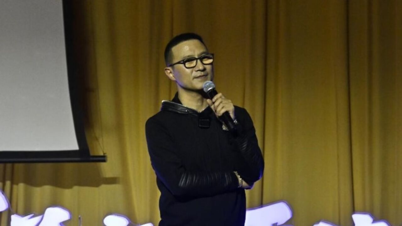 52岁汪峰在清华唱歌翻车,全程跑调气虚没力度,网友喊话别唱了