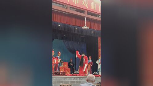 崇州市唐人街梨园川剧团表演的张飞审瓜