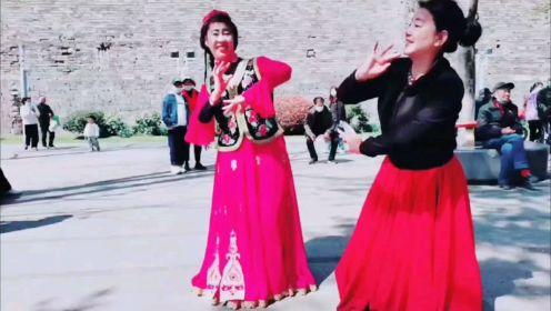 来跳新疆舞：简单就是福与醉梦的《吐鲁番的葡萄熟了》！