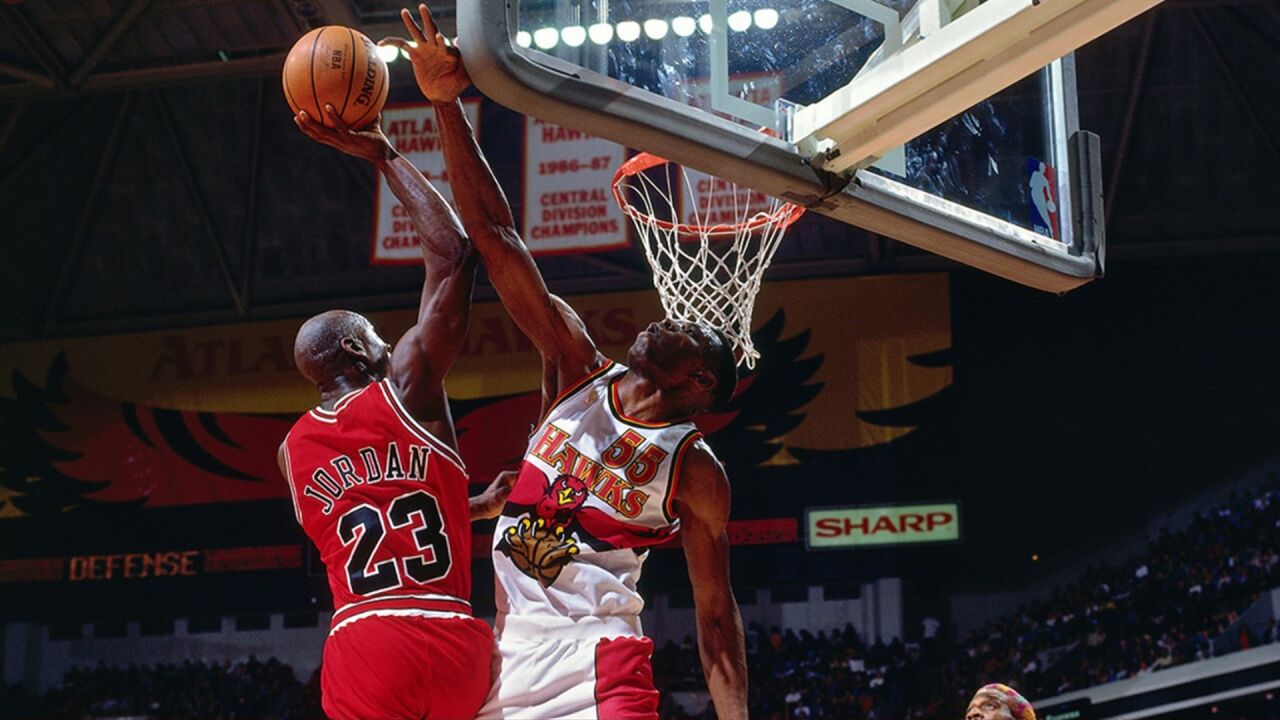 nba回忆:穆托姆博挑衅乔丹,乔丹用隔扣穆大叔完成打脸名场面