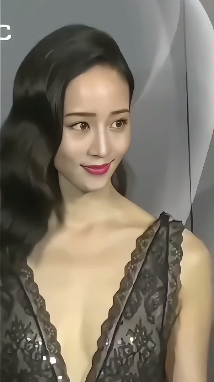 华语影视女演员,毕业于台湾中央大学产业经济研究所法律组硕士班