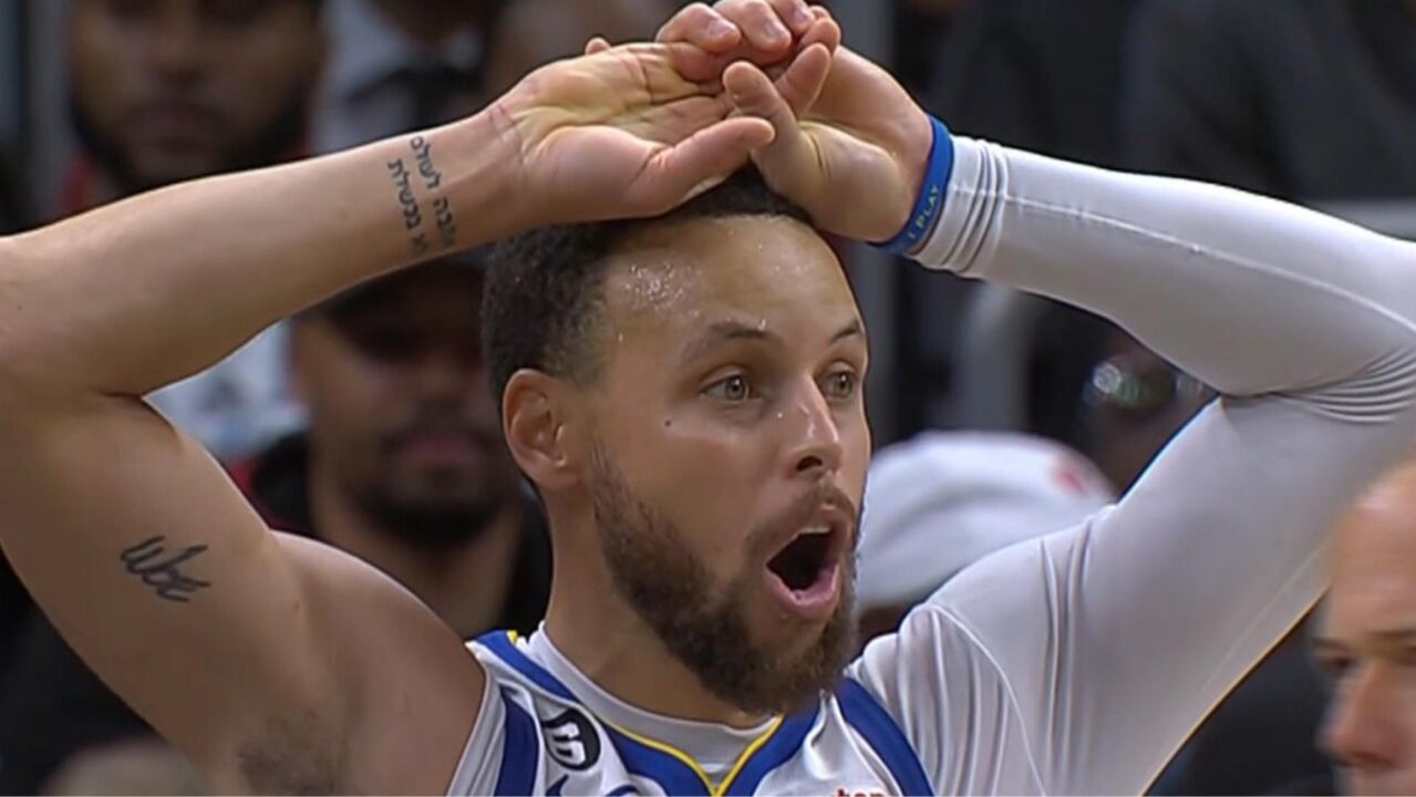 库里必须死!国王末节疯狂围堵,无球都两人包夹,这防守也太离谱