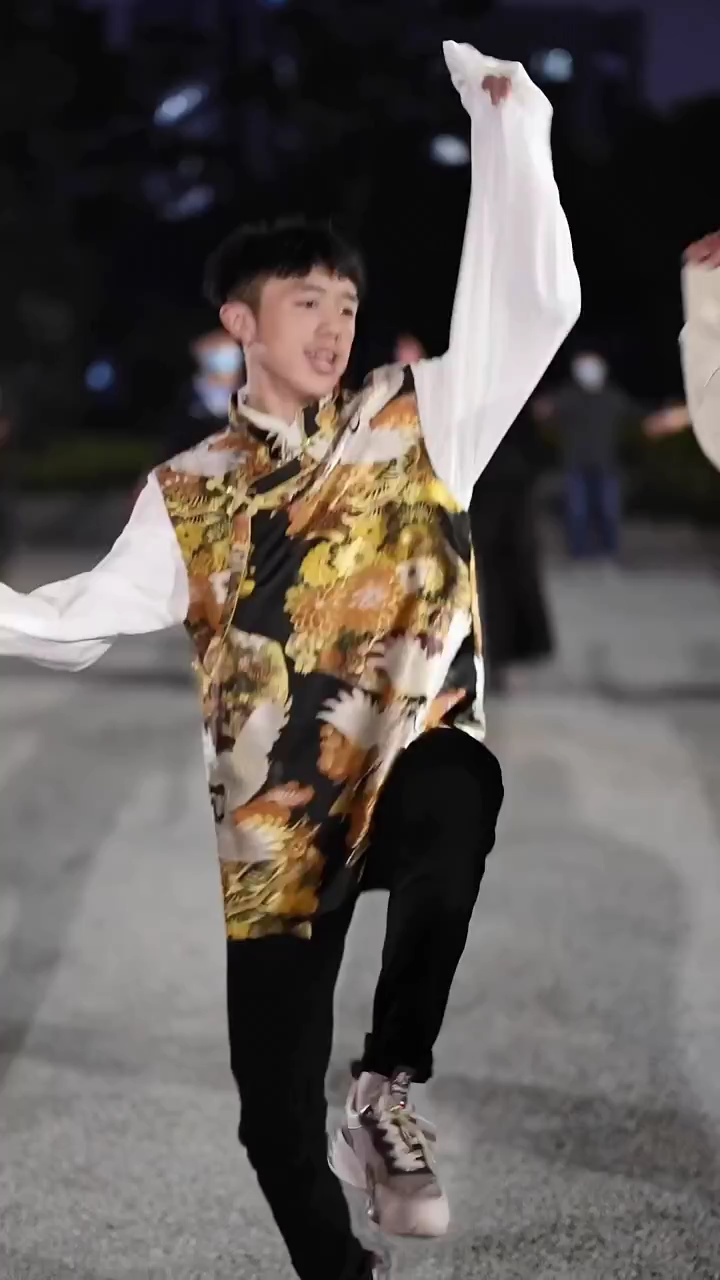 藏族男孩子跳舞各有各的精彩