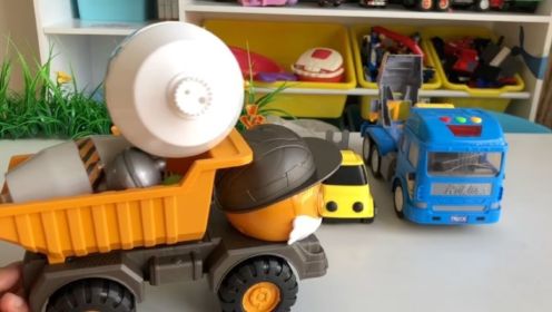 玩具故事：搅拌车们的搅拌桶都洗好了！