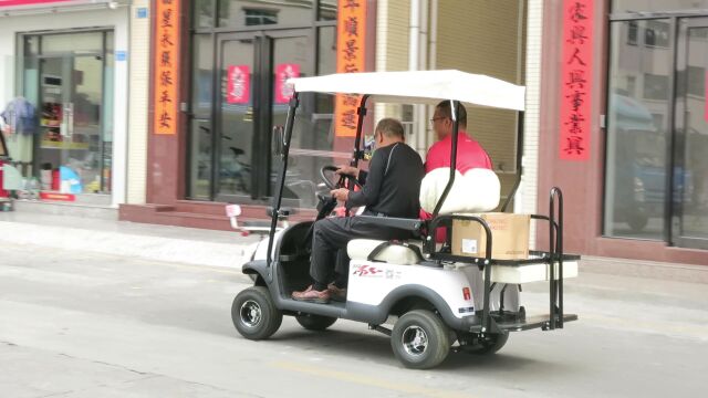 东莞长安街头新型老年人代步车四轮老人电动车,喜不自胜惊艳三条街