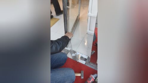 哈尔滨维修玻璃门 不锈钢门 换地弹簧闭门器。维修氟碳门门市房门商铺门铝合金门