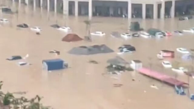 广东湛江遭暴雨袭击,城区严重内涝,市民开车如开船