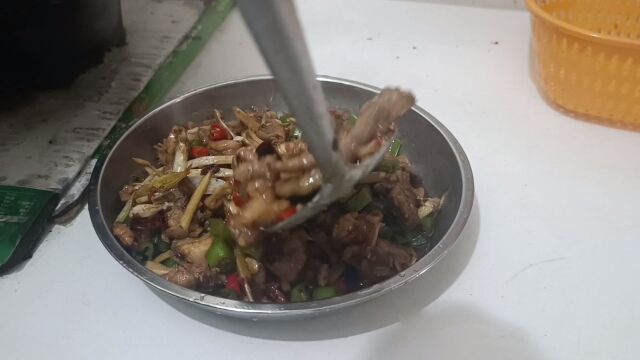 江湖菜鸡肉跟仔姜一炒,别提有多美味下酒又下饭