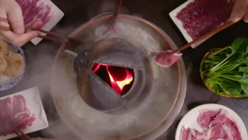 老北京涮羊肉:铜火锅,麻酱是必不可少的。#舌尖上的美食#地方特色美食#老北京涮羊肉#在北京感受麻酱的快乐#降温了该吃麻酱涮肉了_高清1080P ...