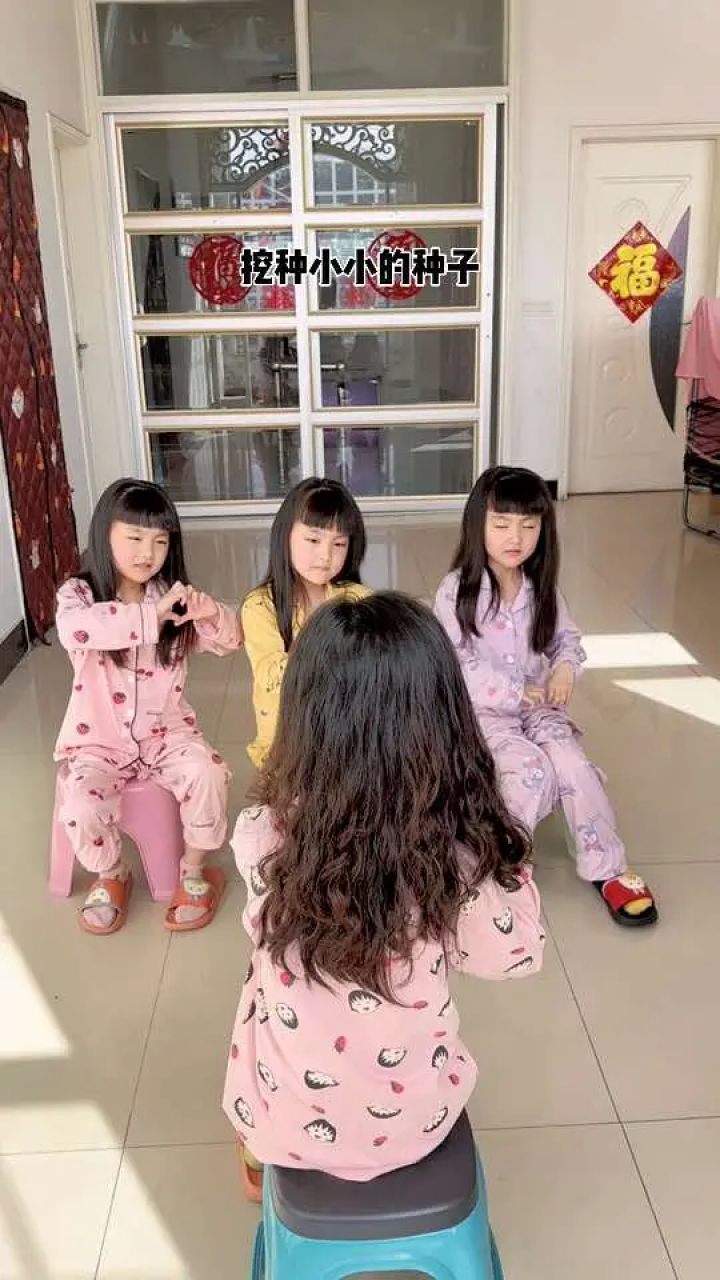 在小小的花园里面挖呀挖呀挖#萌娃日常#三胞胎四姐妹#满脑子都是挖呀挖呀挖_高清1080P在线观看平台_腾讯视频