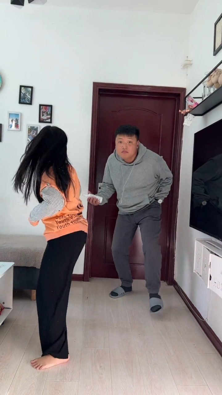 地主家傻儿子和他不太聪明的女儿上才艺