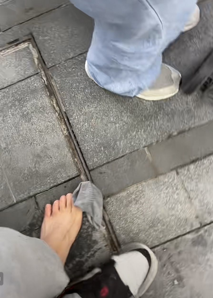 安徽游客去上海迪士尼玩,还没入园,鞋子就被其他人踩掉了
