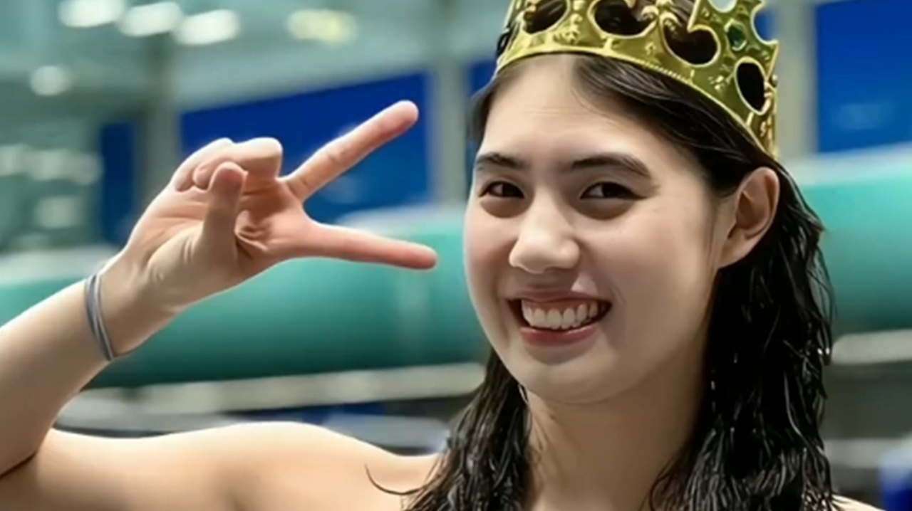 荣登宝座加冕王冠!张雨霏游泳世界杯蝶泳夺冠,用英文流利接受采访