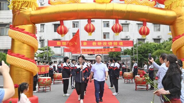 跨成人门、佩成人纪念章……金华这群孩子向高考发出青春誓言