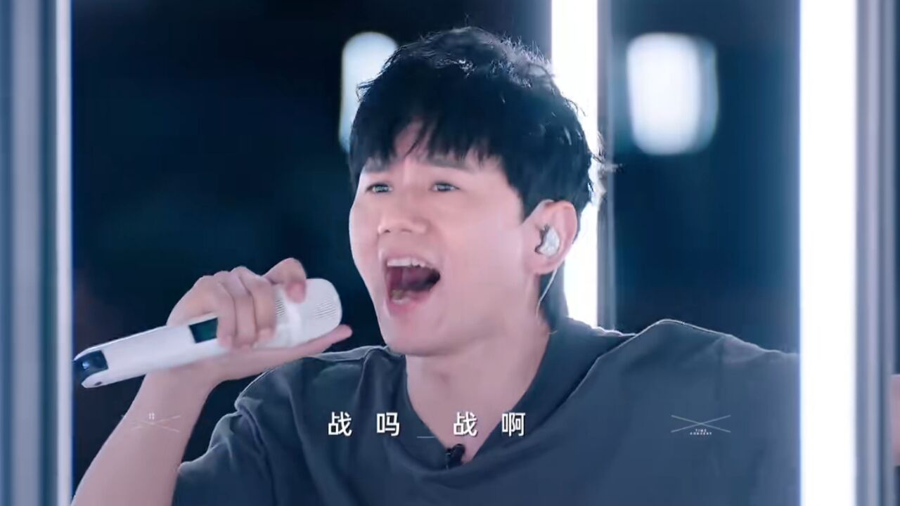 张杰版《孤勇者》杀疯了!一开嗓秒杀全网,网友:叫模仿没叫超越