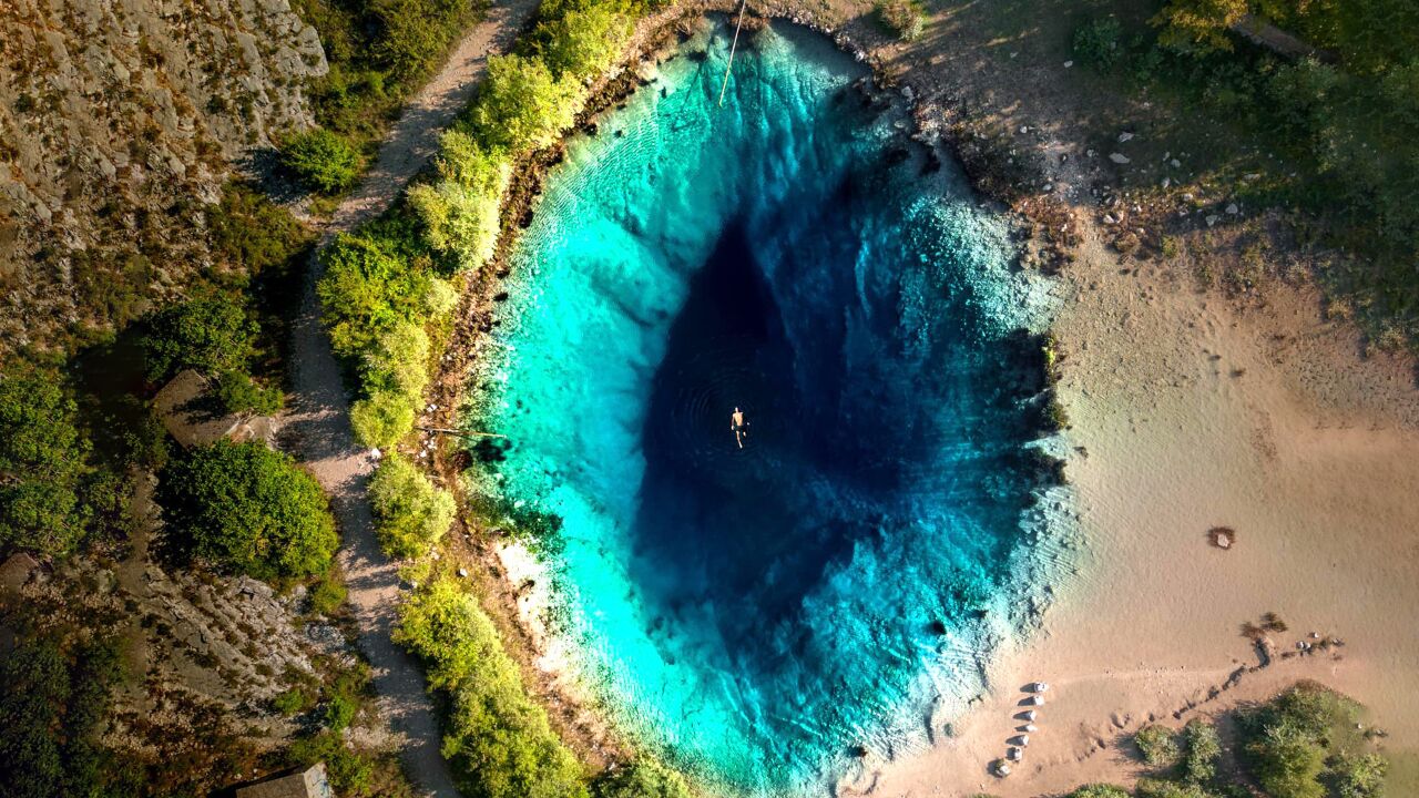 地球上3处不真实的地方,神秘湖泊如同巨龙之眼,看起来难以置信