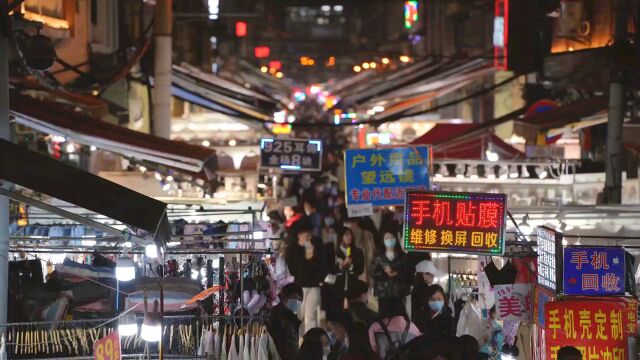 抬头看天空不让泪流下来