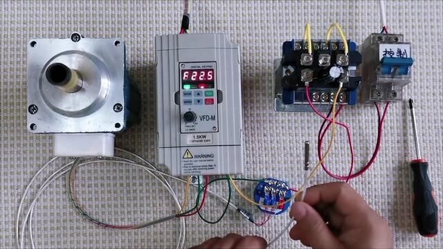 温度变送器控制变频器接线与设置方法#零基础学电工 #电气控制 #变频器 #电工知识 #温度变送器