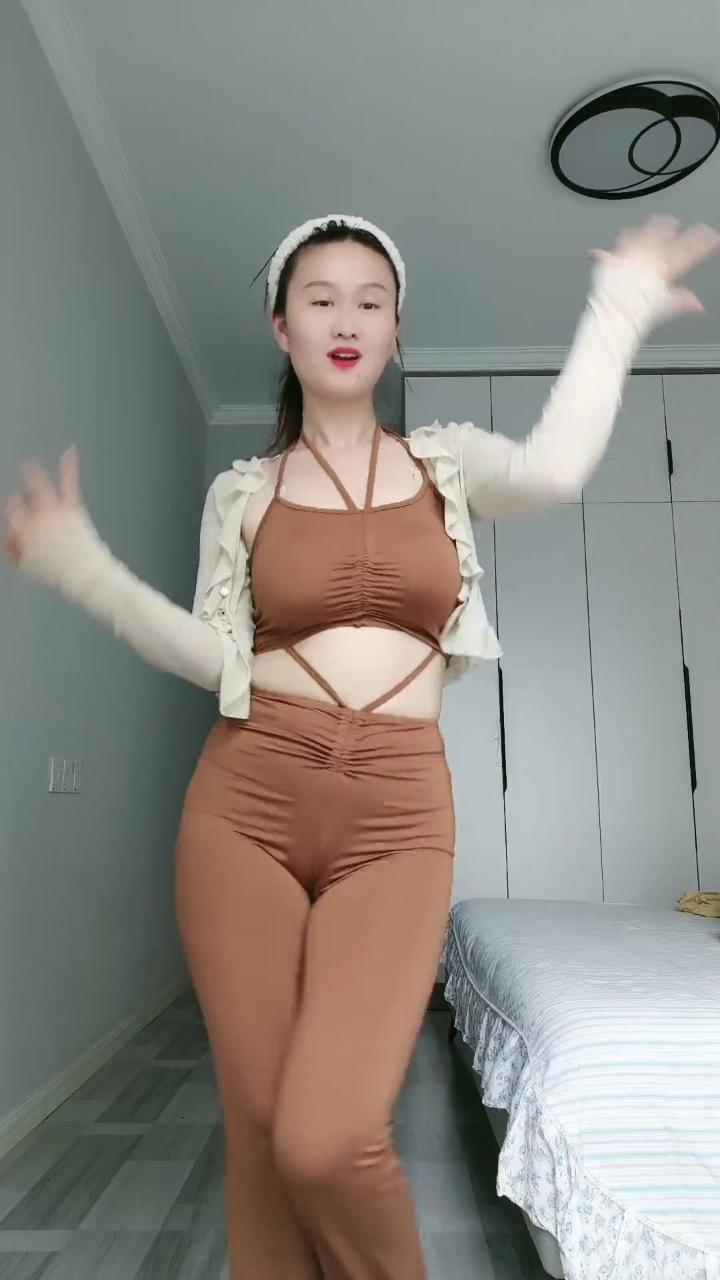 屁股大一点,年龄大一点,人长的丑一点,好像也没什么优点了#微胖女生