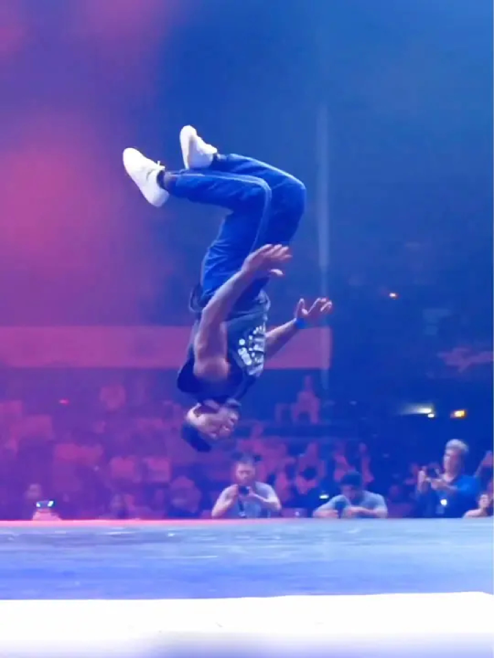 黑人小哥舞技超群,身体太棒了#街舞 #这就是街舞