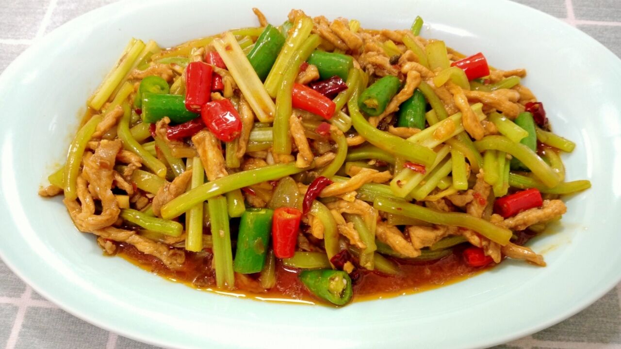 就这道"莴笋炒肉丝"嫩滑爽脆,飘香四溢口水流,下酒又下饭