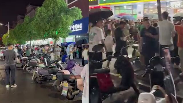 2水果店免费送数百箱榴莲,市民雨中排长队,斗气式竞争惊动警察 