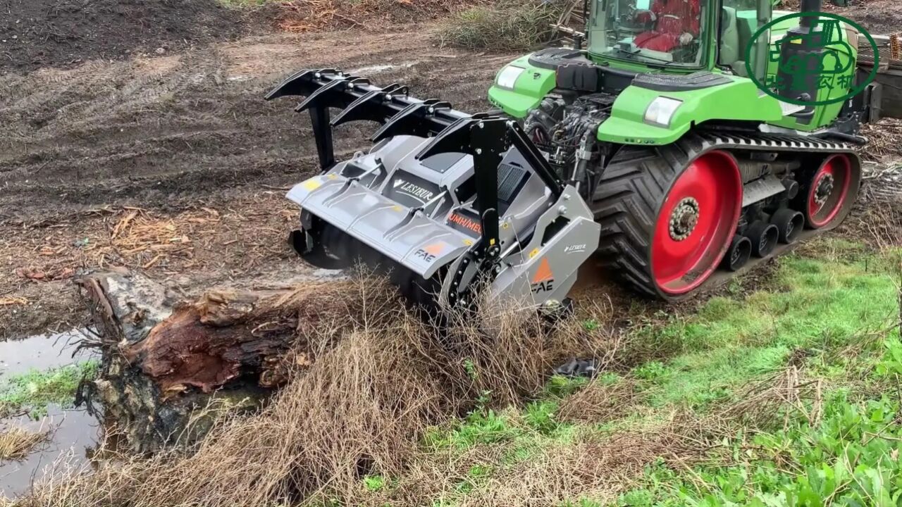 林业覆盖机使用 fendt 履带式拖拉机进行作业