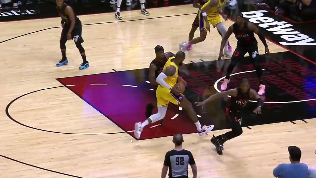 官方发布詹姆斯走步视频