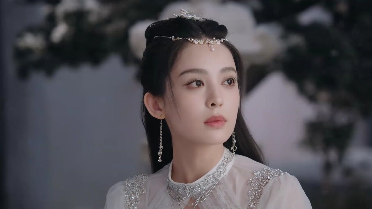 余靖秋是什么宝藏女友,为你开满树冰花94